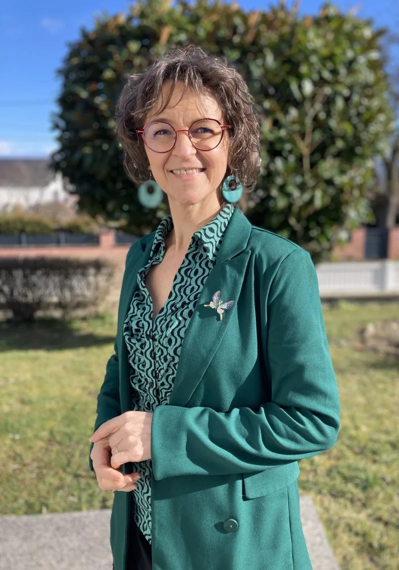 Nathalie Rohrbach se produit régulièrement en récitals et en concerts tout en étant professeur de chant. Sa carrière l’a menée sur diverses scènes en France et à l’étranger, tant dans des œuvres classiques que dans des projets contemporains.